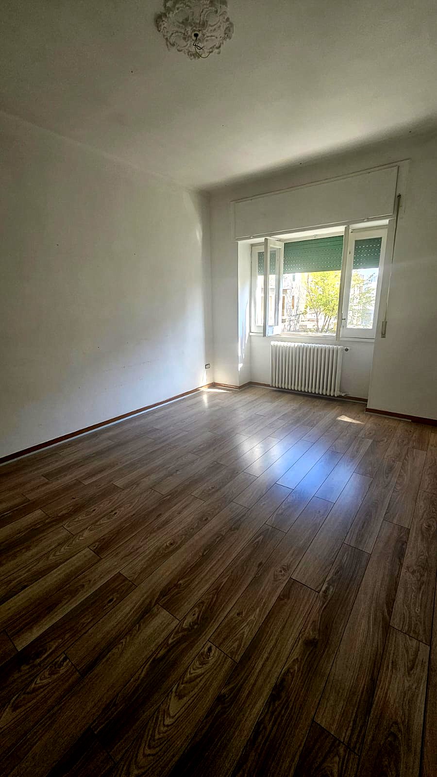 Stanza con parquet verso via Annunziatella